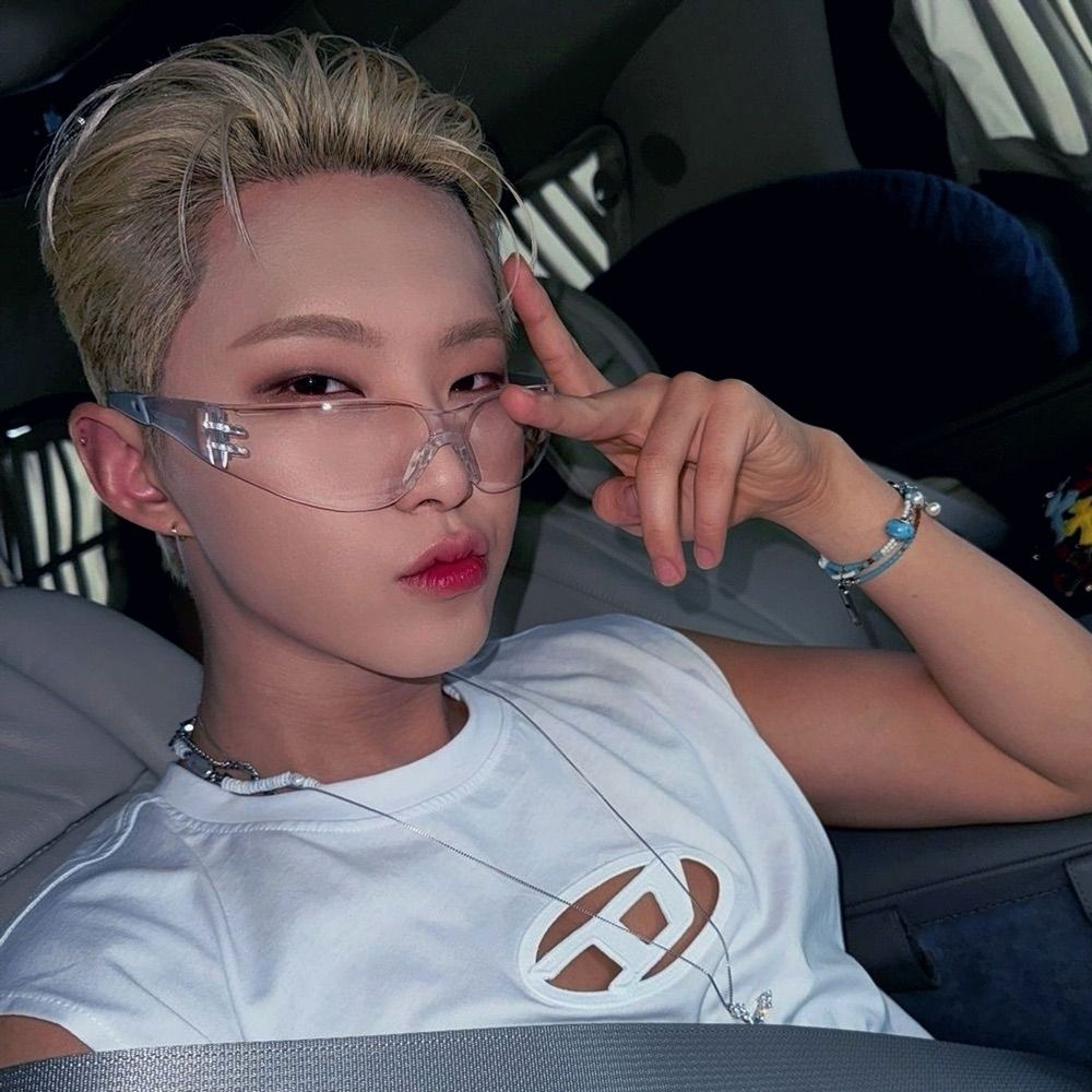 julia ☀️ VIU O ATEEZ E THE ROSE 