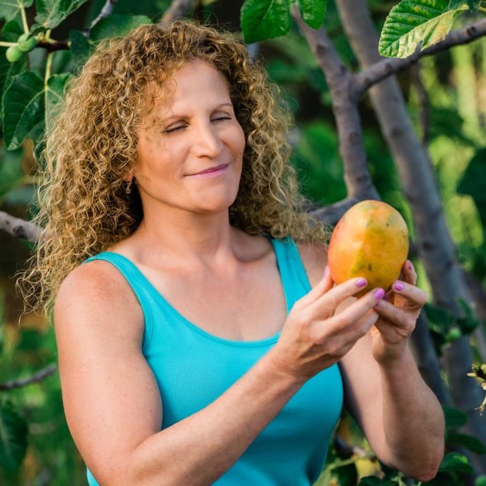 Shari Likes Fruit