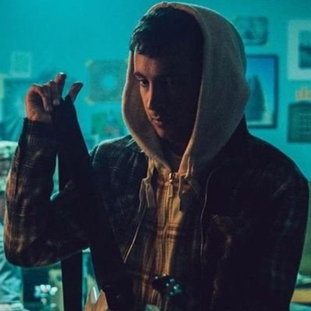 ali |-/