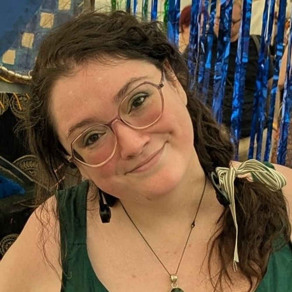 Holly March she/her 📚💙❤️‍🔥🌶️🏴󠁧󠁢󠁷󠁬󠁳󠁿🏳️‍🌈