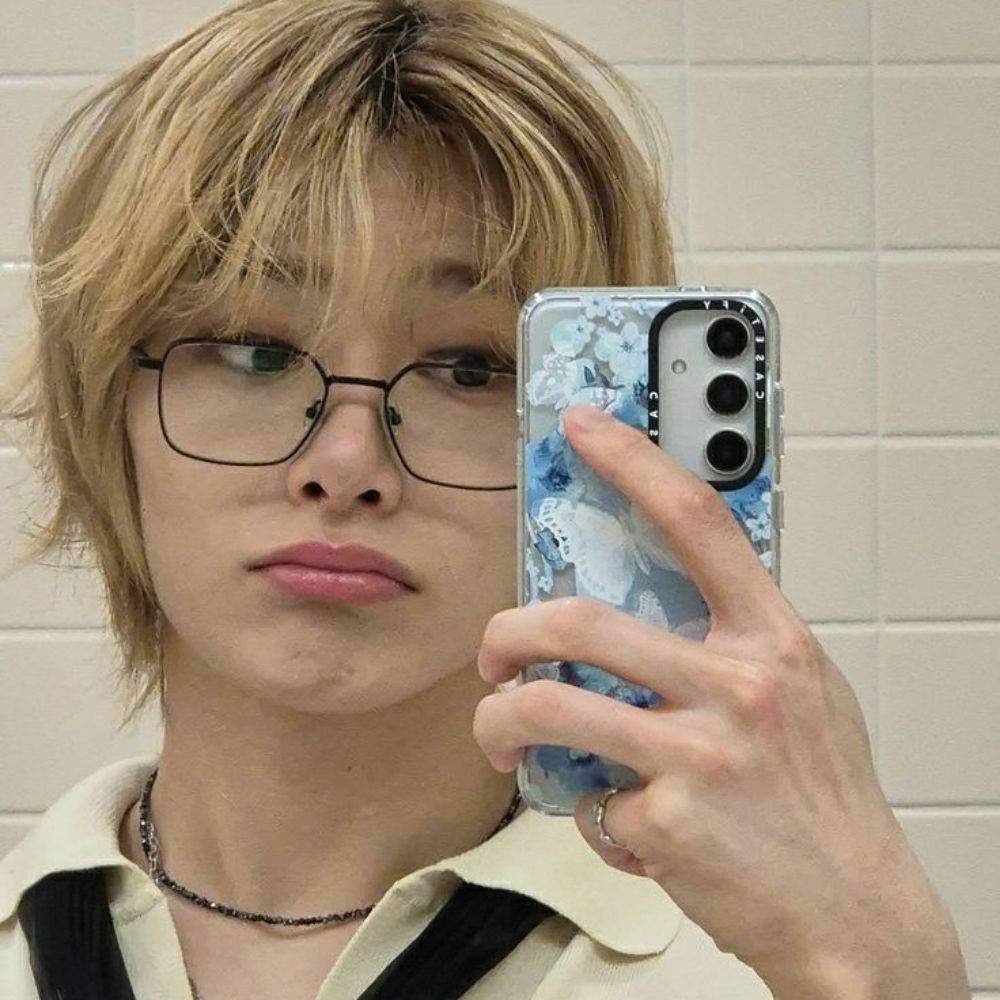 lê. O YUN HYEOK BEIJOU A MINHA MÃO 