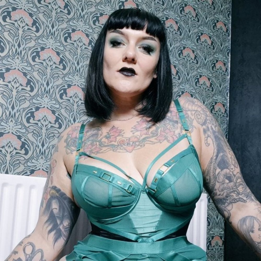 Miss Scarlet Graves
