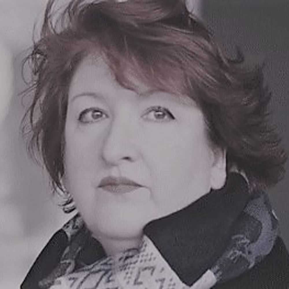 Dr Ava Easton