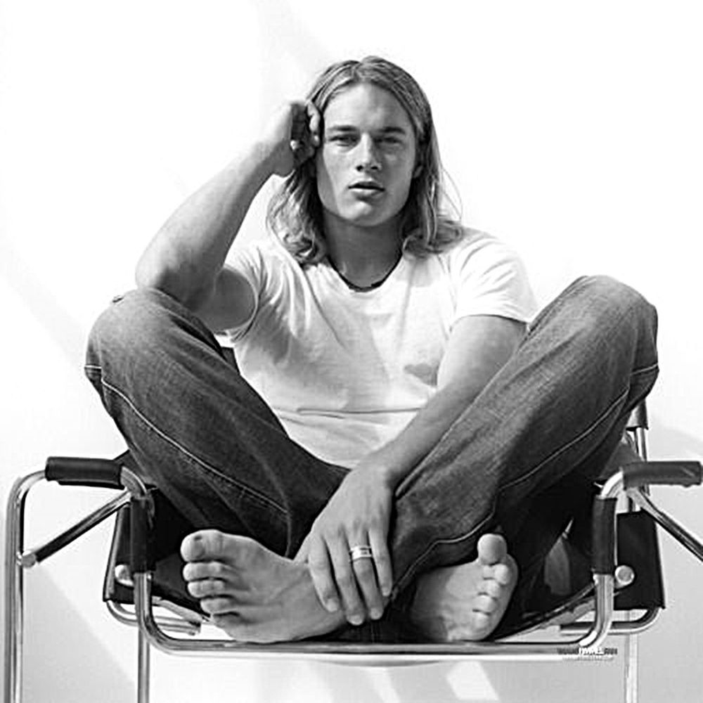 Daily Travis Fimmel Feet