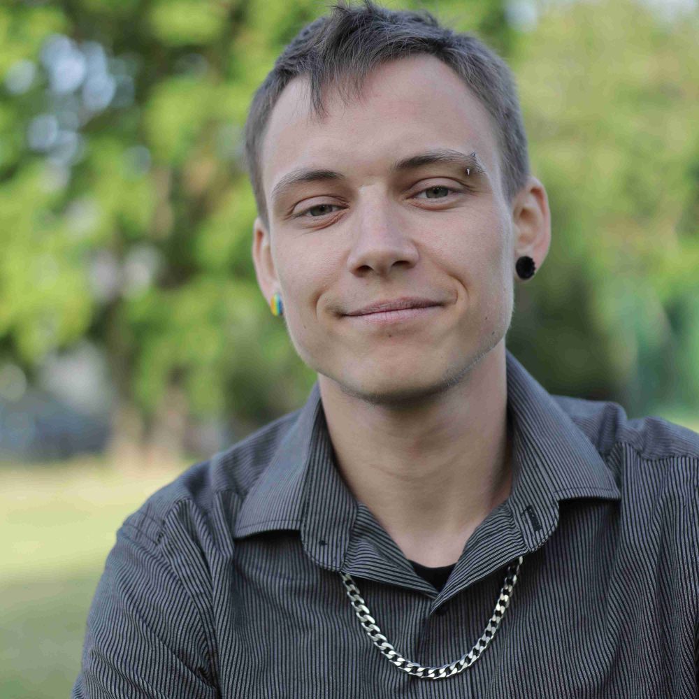 Dan Avangard (viņš; he/him)