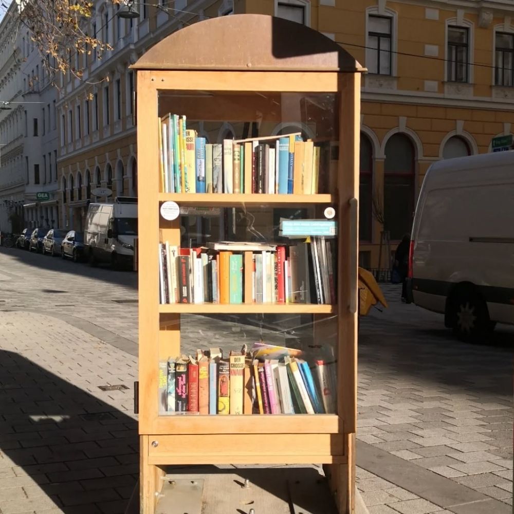 Bücherschrank 1080