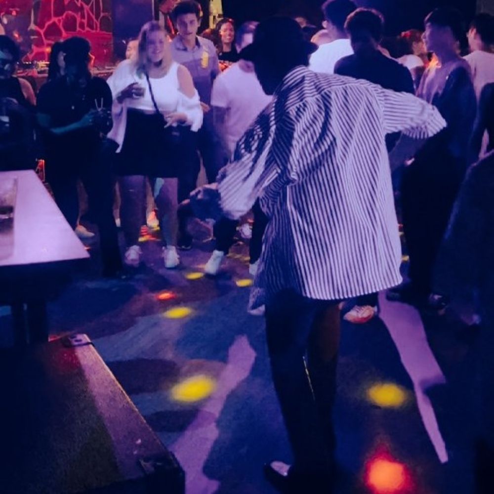 長腿黑哥