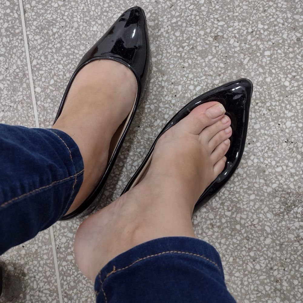 Pés da juh Feet chulé da Júlia smoking fetiche cigarro fumante