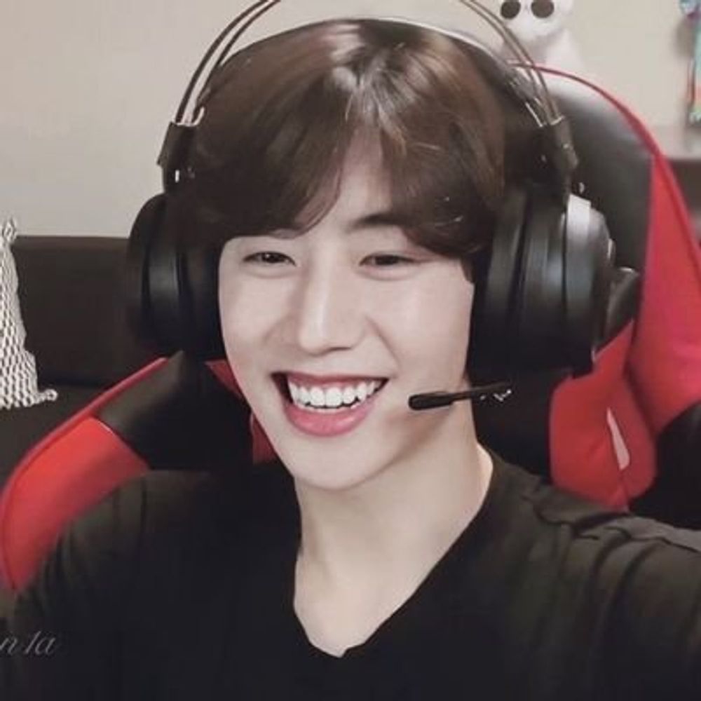 aninha 🪐 meanie au