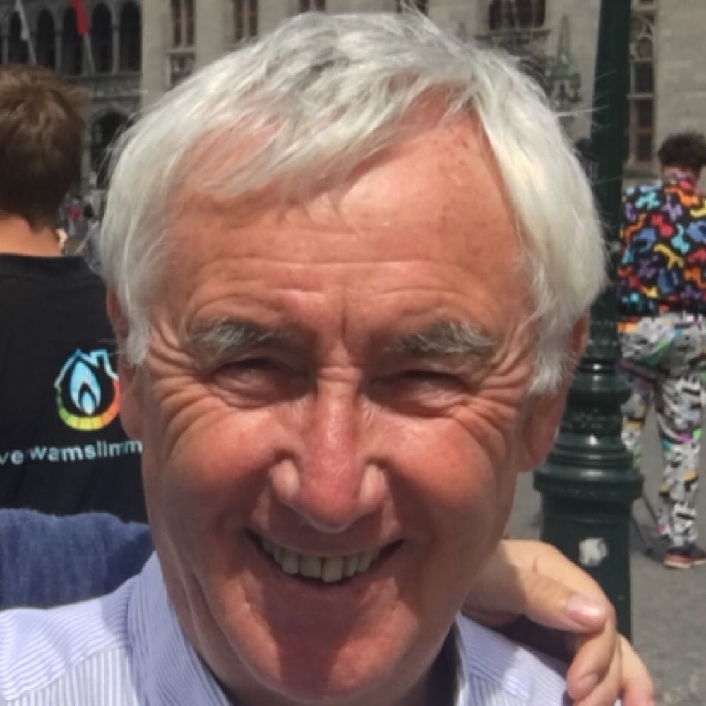 Les Walton CBE FRSA Phd (Hon)MEd