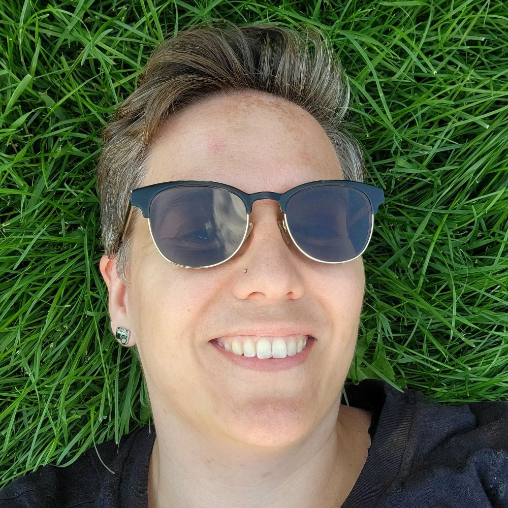 Tess (they/them)