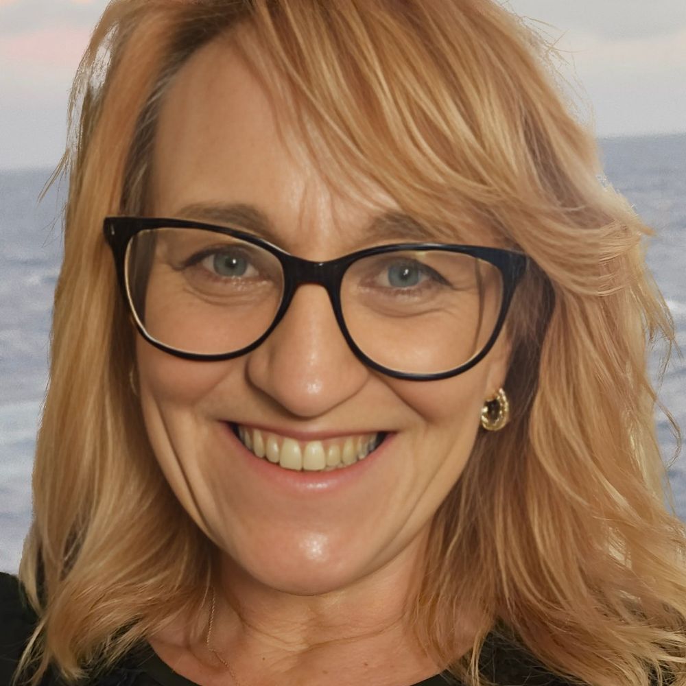 Mandie Holgate - Author, Mentor, Cheerleader & Kpop Lover!