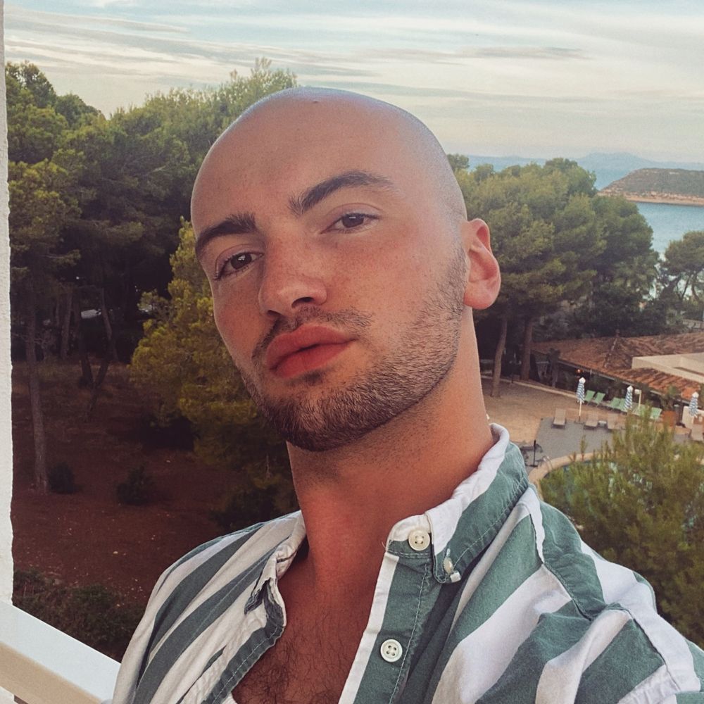 Elliot Hollick