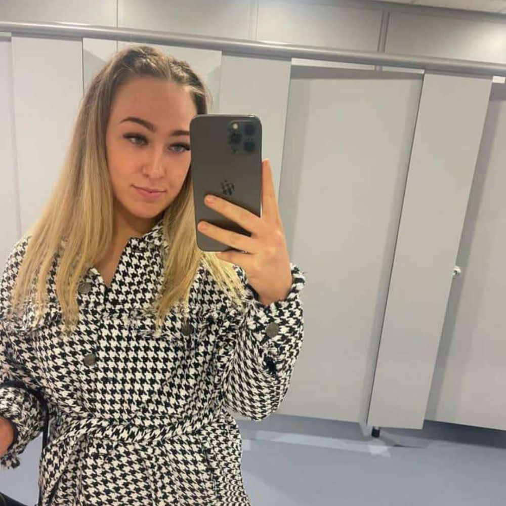Bella Chris