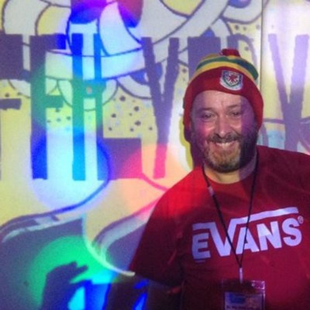 Dewi Llwyd Evans Aka Dj Fflyffilyfbybl