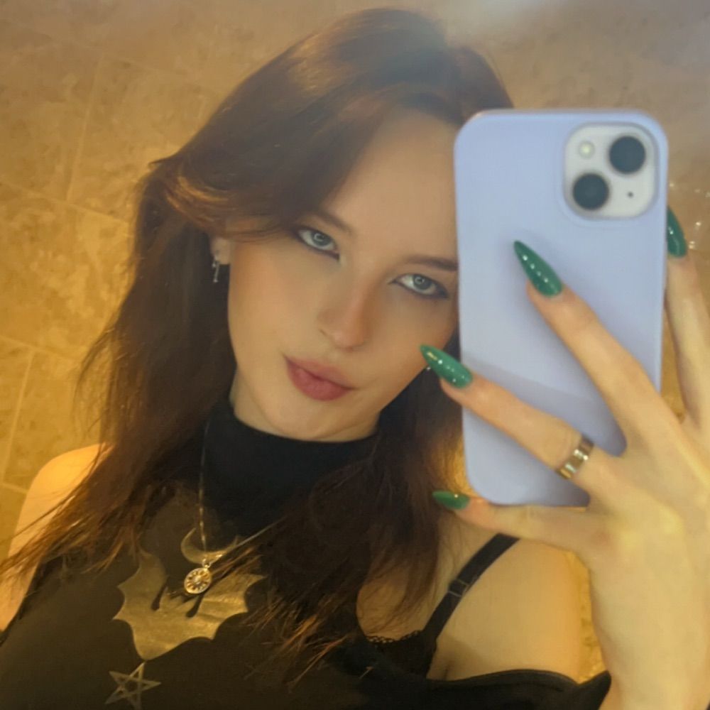 Leni 🖤🥀