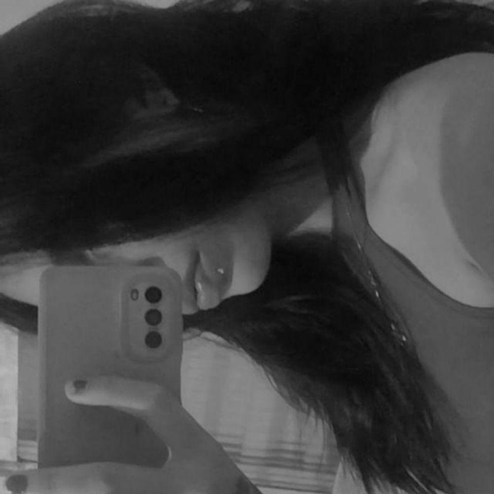 uma morena tatuada. 🫀