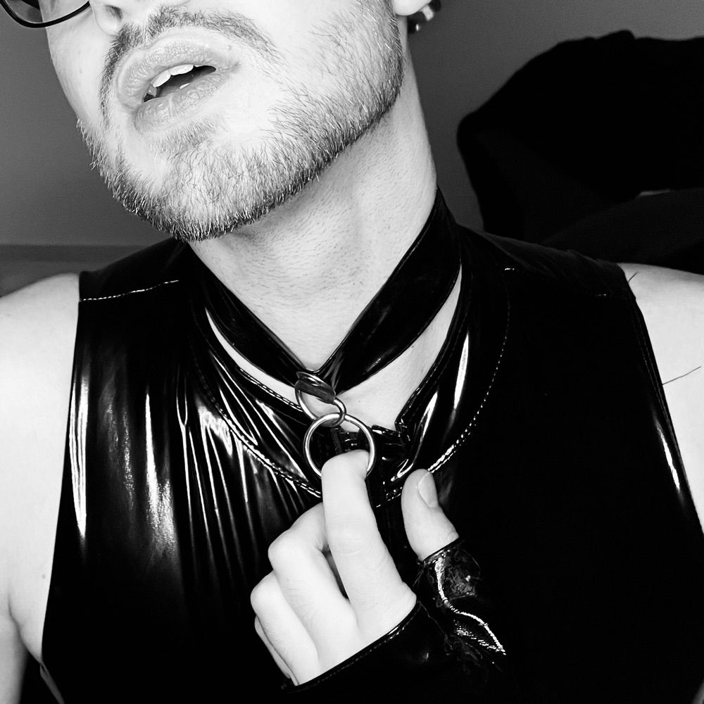 C. 🖤⛓️