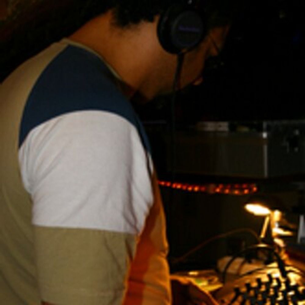 Der DJ Phips mit dem Schulbus