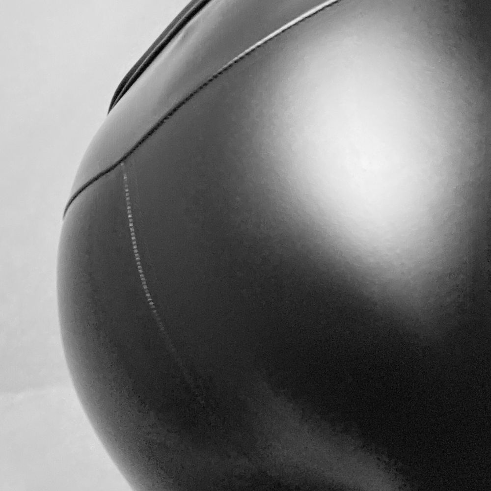 black_andshiny