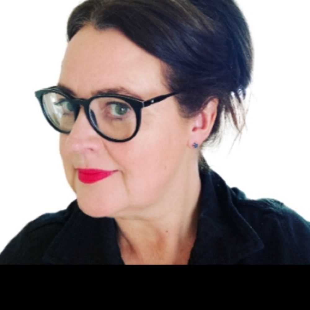 Jo FletcherSaxon 🎙️ 👩🏻‍🎓 🐑  📚 💄 💻