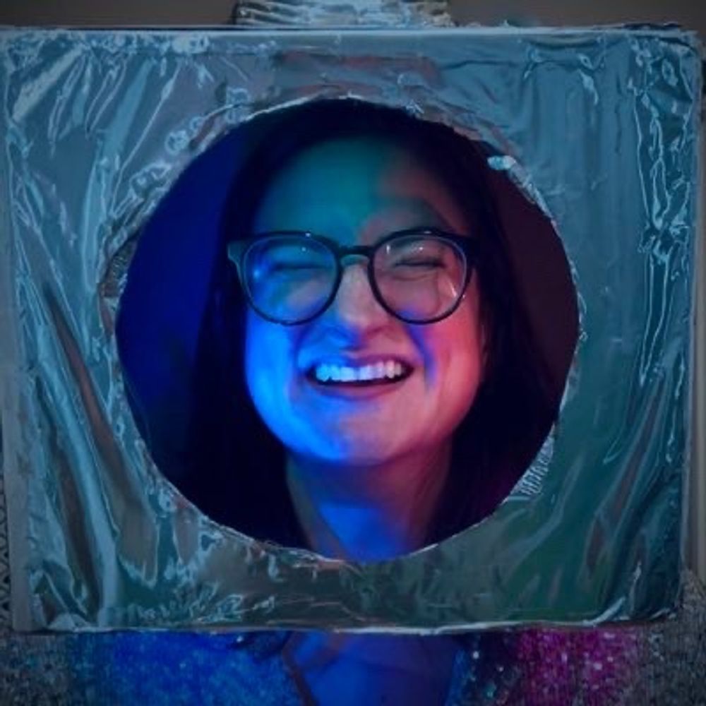Sara Hebert 🥚 Play Thronglets on Netflix!
