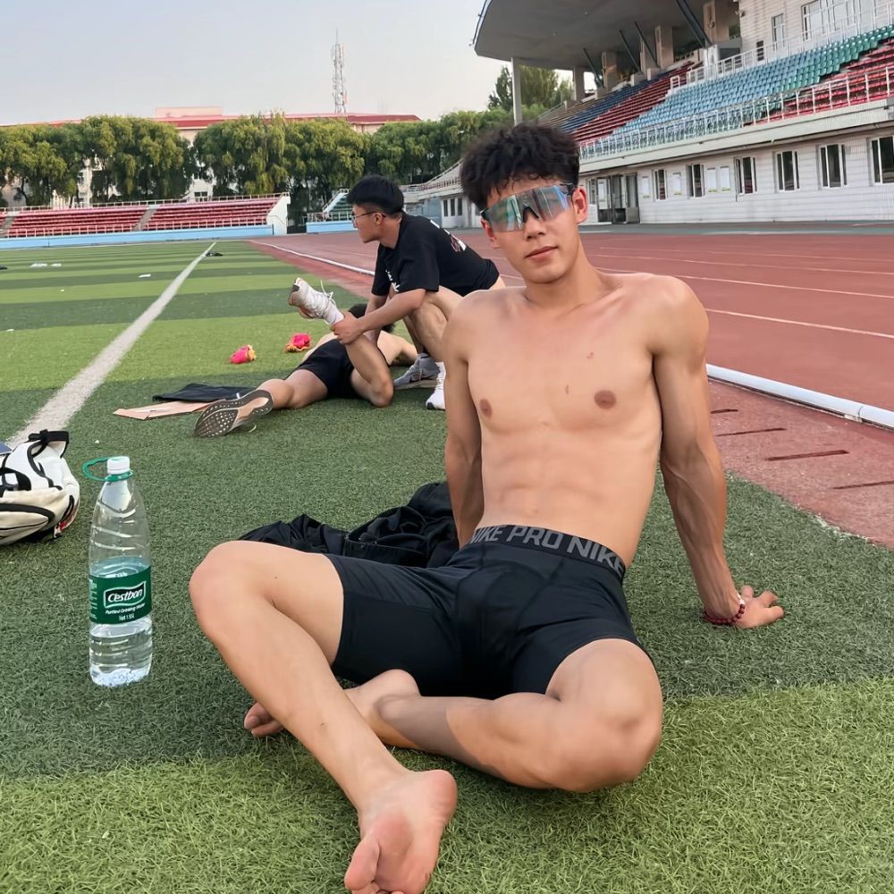 只是个傻逼