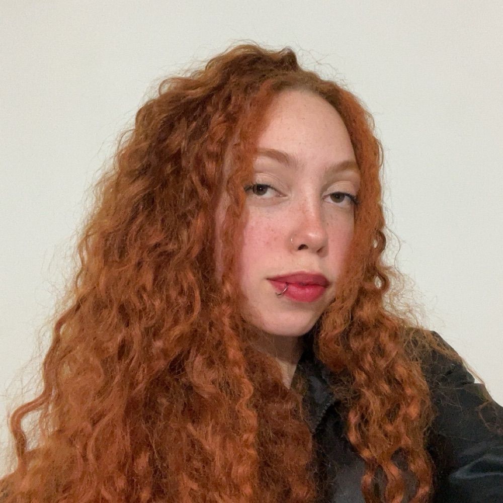 Ruiva do cabelo cacheado 