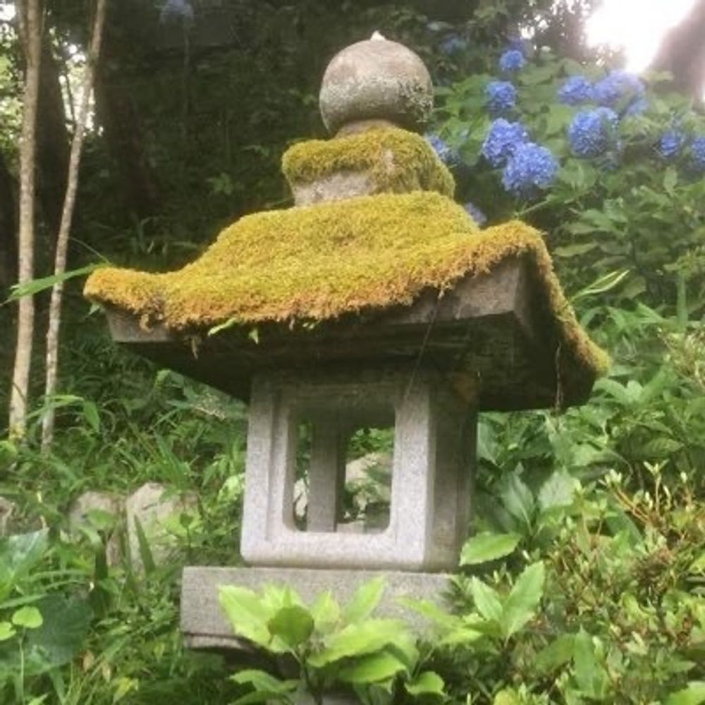 灯籠と斧