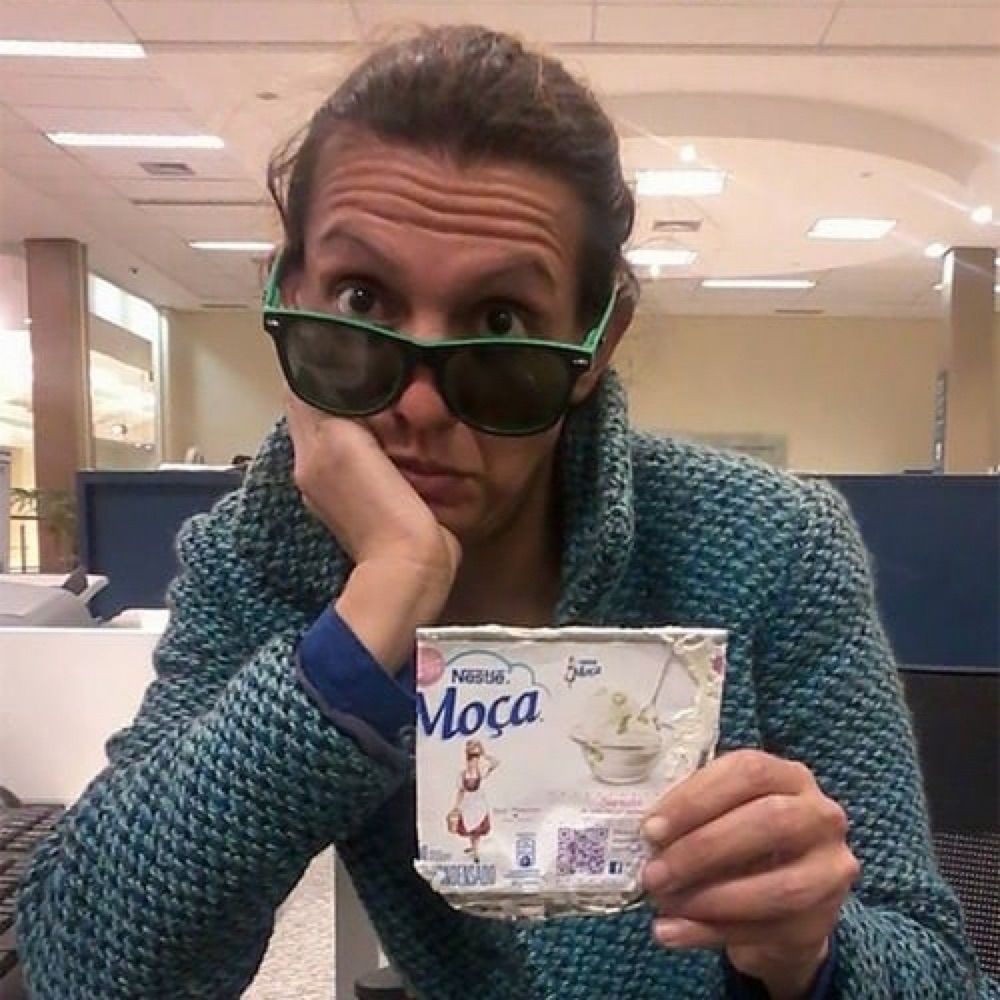 Simone Jaques segurando leite moça 