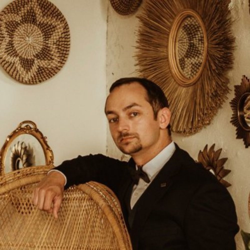 J. M. Williams ✏️ is querying his debut novel