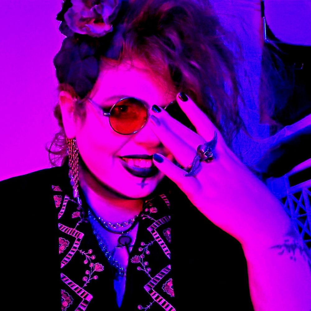 Sara of Blank Bodies 🦇📺🌈👁