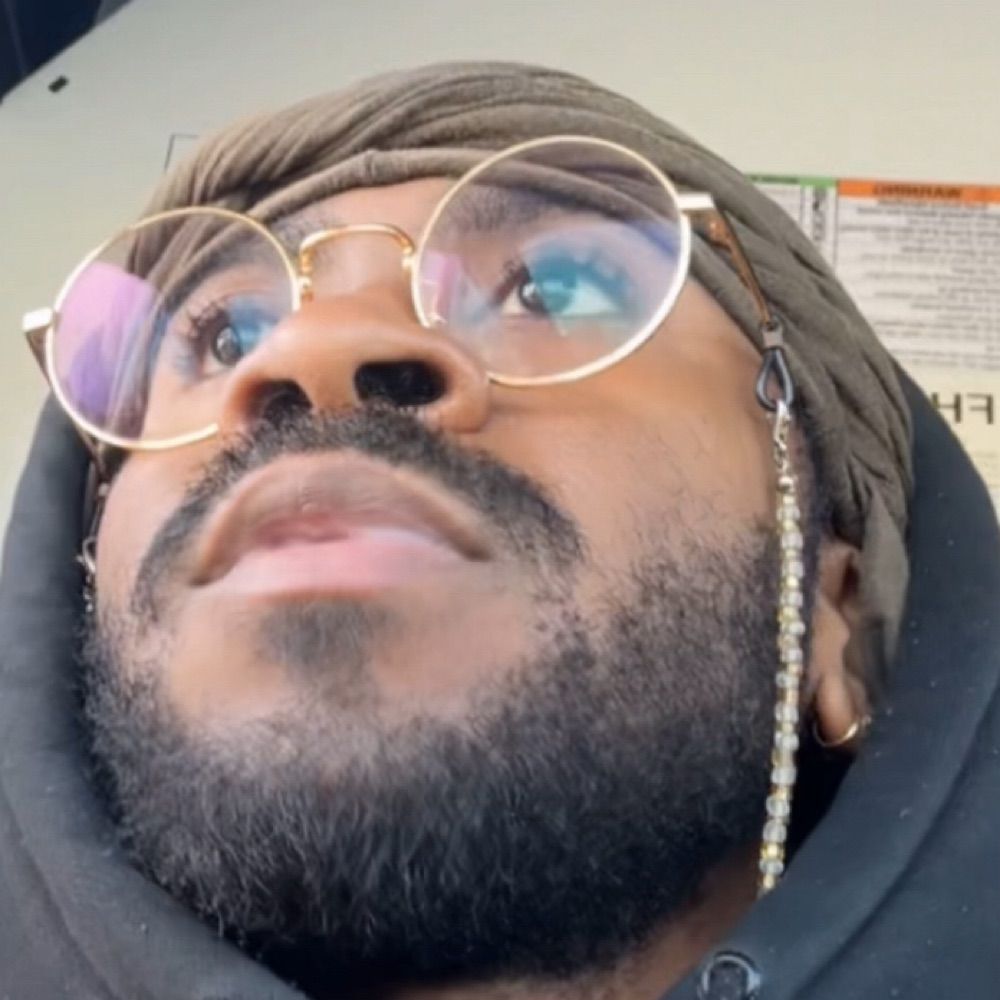4stro w/ the round glasses