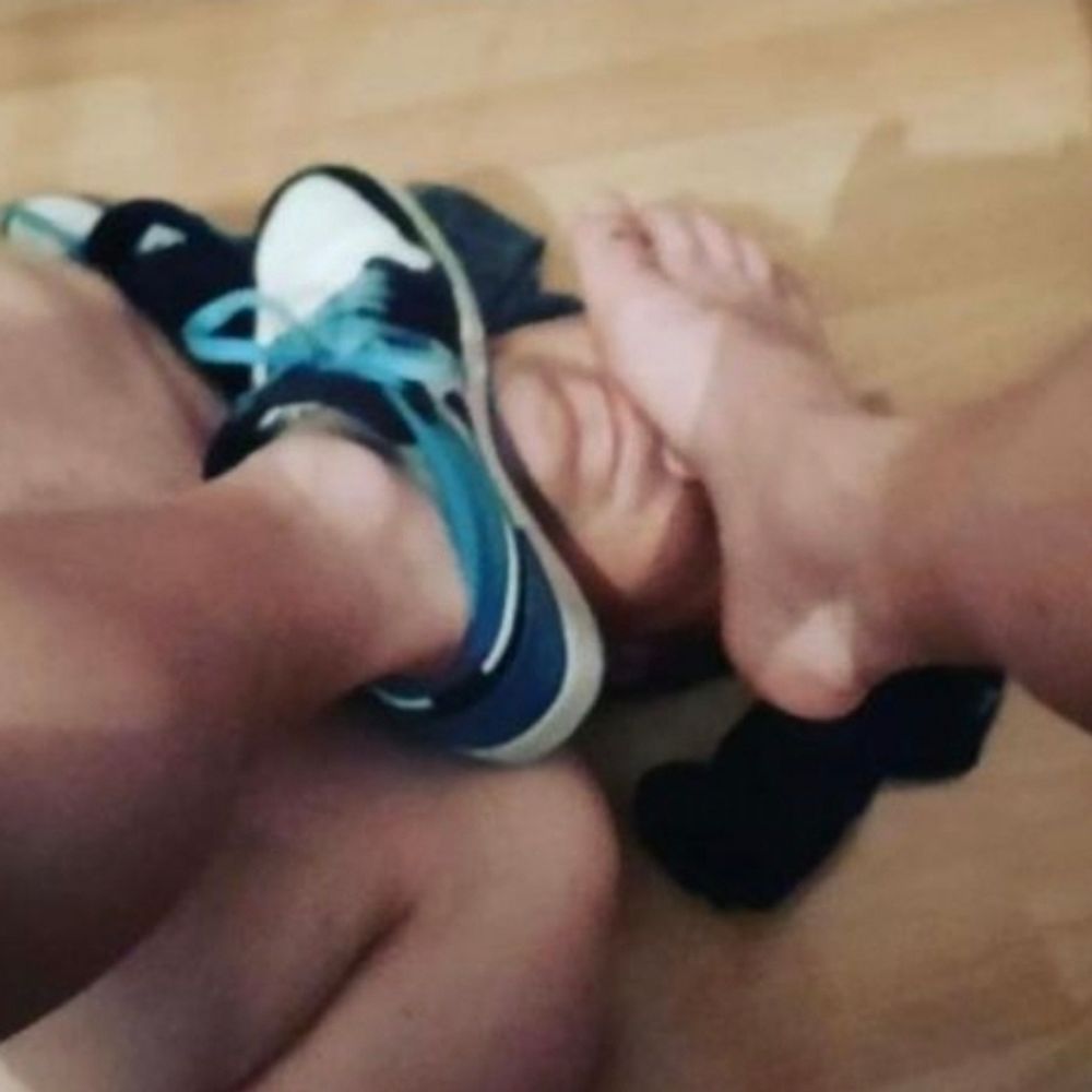 Feet_socks_sneakers01