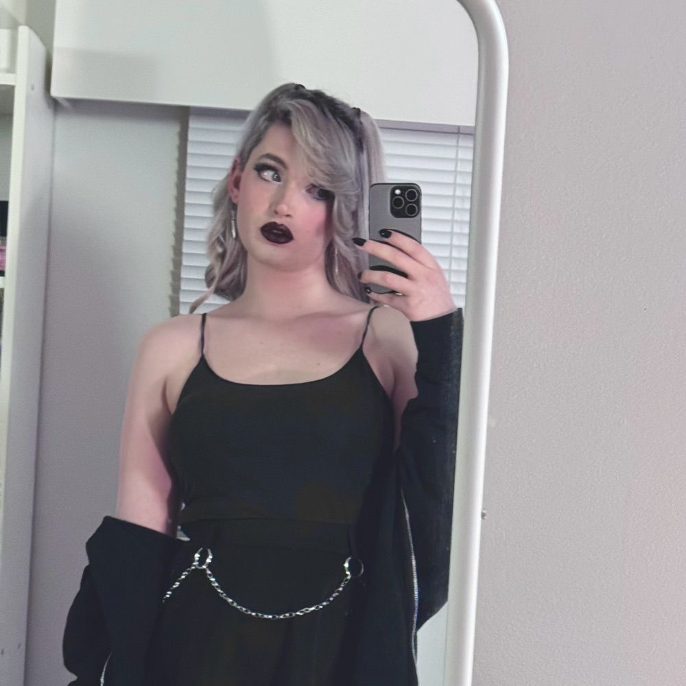 izzy (e-girl supreme)