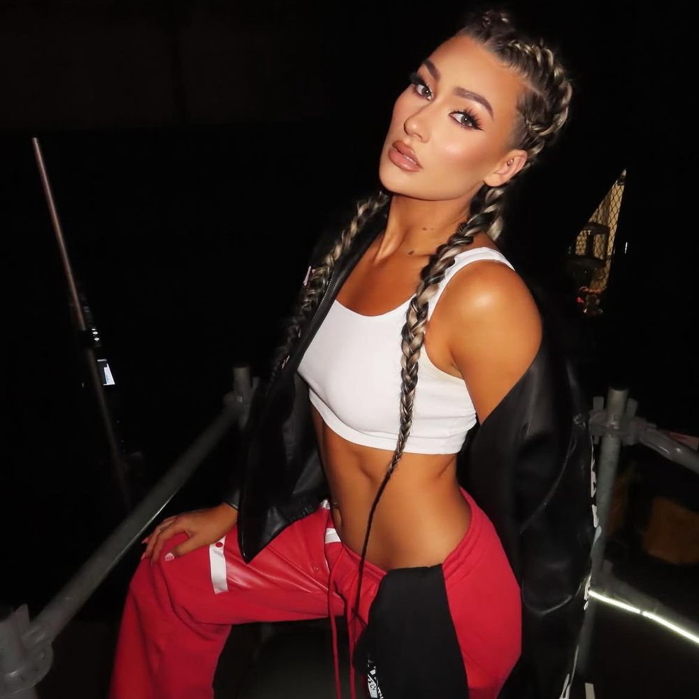 izzi. | not izzi_wwe.