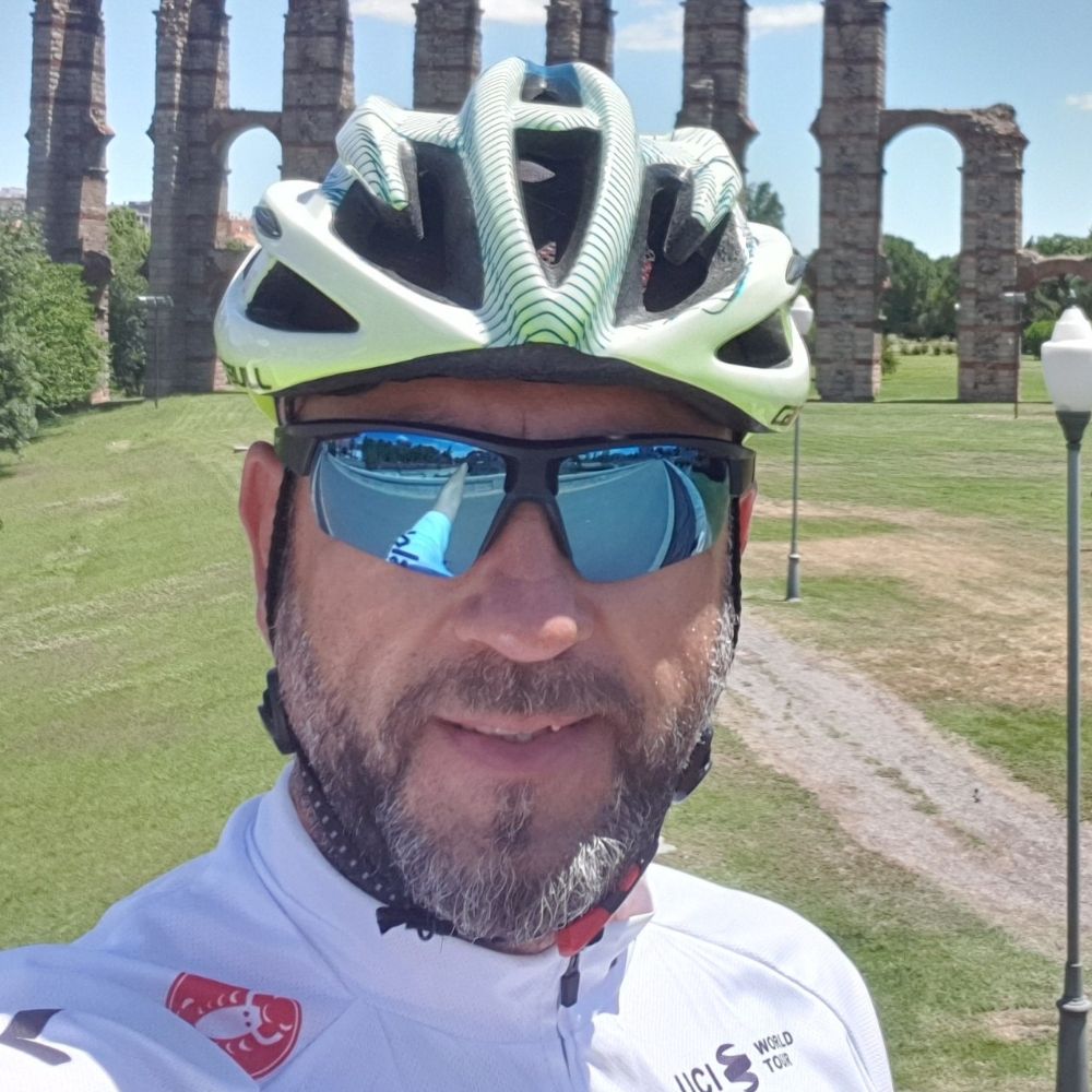 Tony León