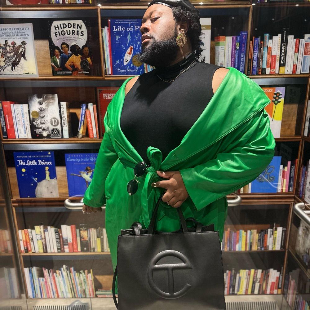 The Hoe With The Green Coat