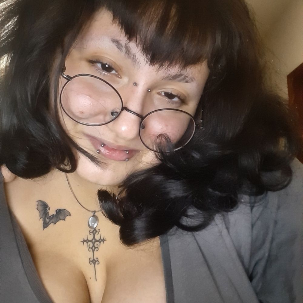 scary bitch☥