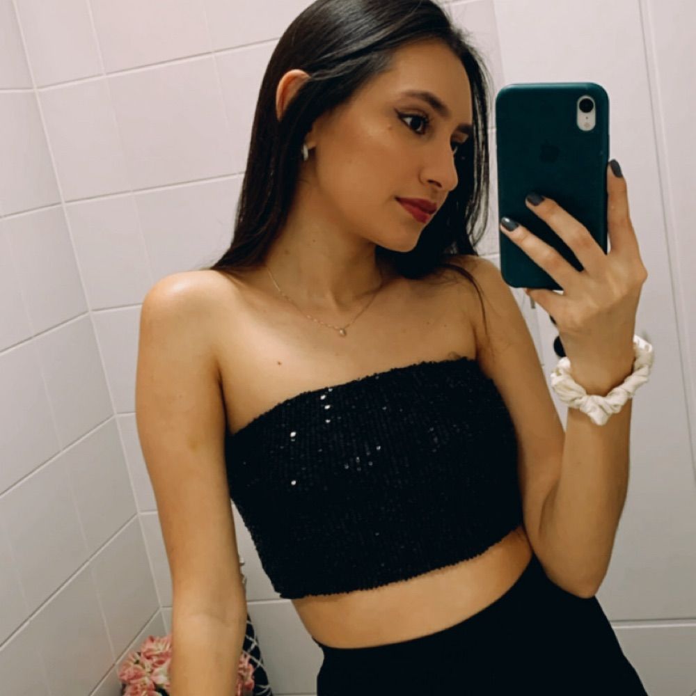 Bibi me bata c força e fraco 