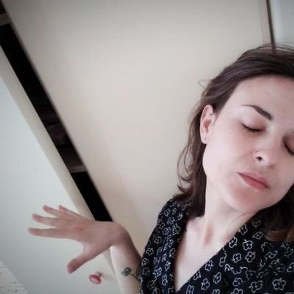 мжичка за вікном
