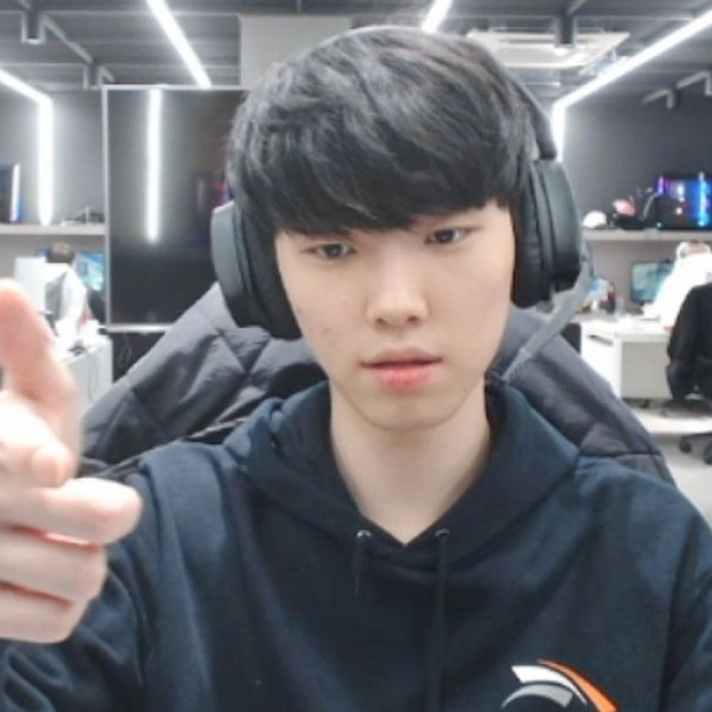 >_<