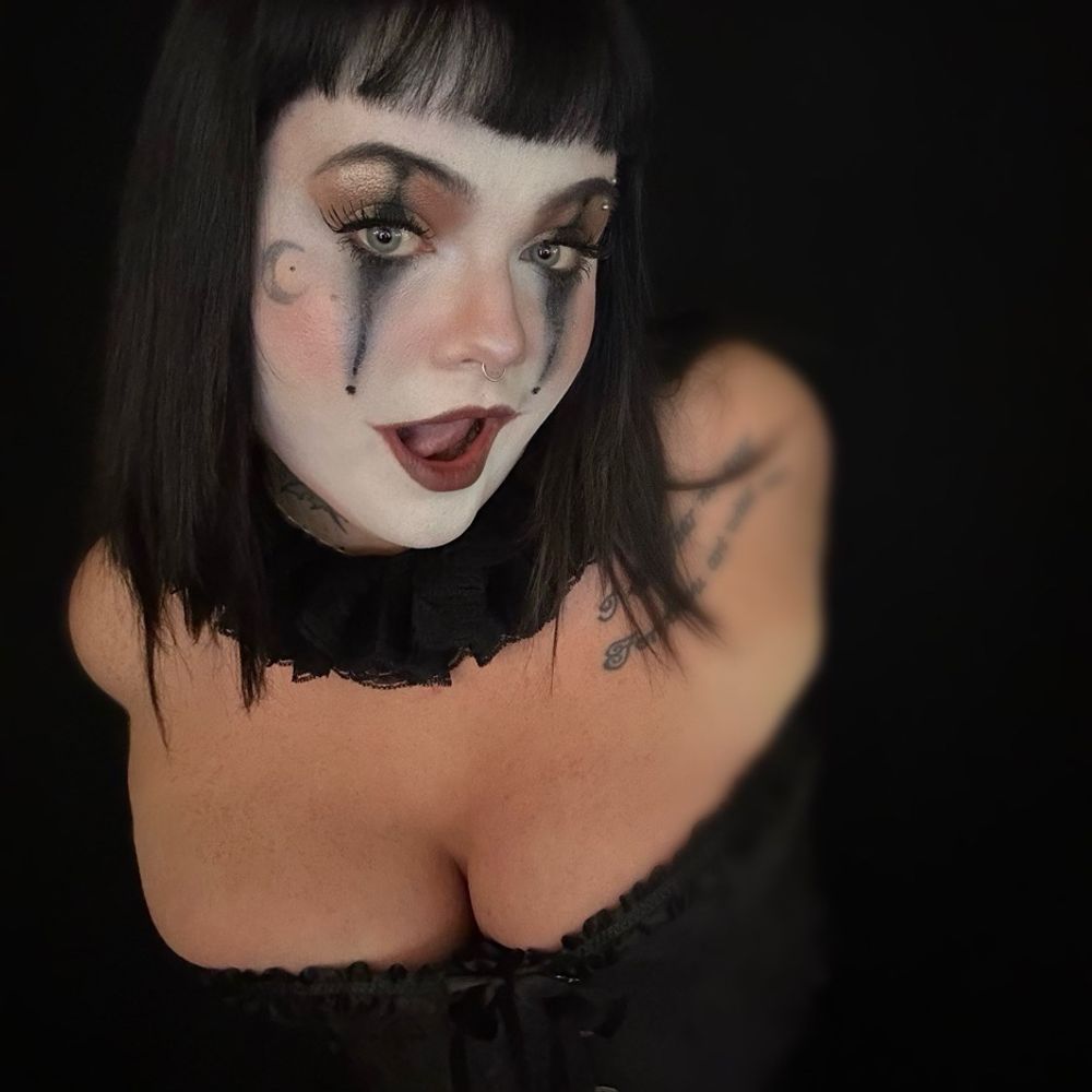 creepy cryptid 𖤐's Avatar