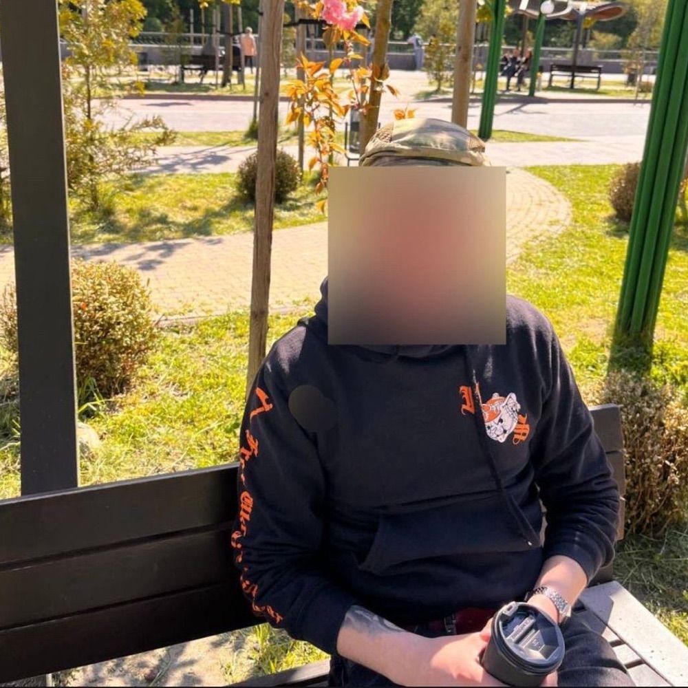   десь там/тут ,чути свист/звук