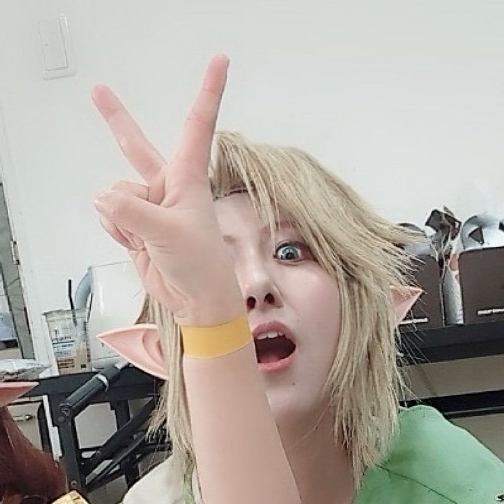 にや