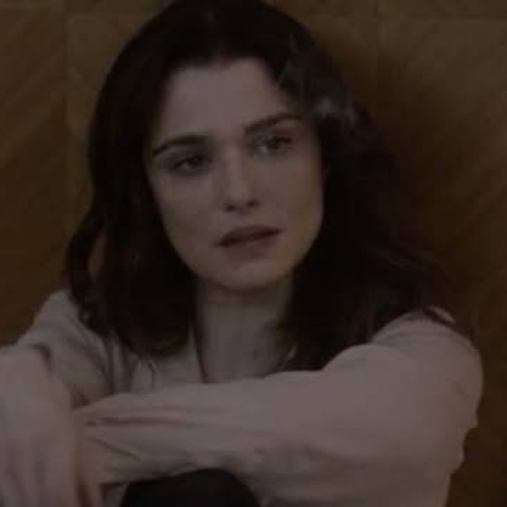 rachel weisz cuspindo na boca da rachel mcadams