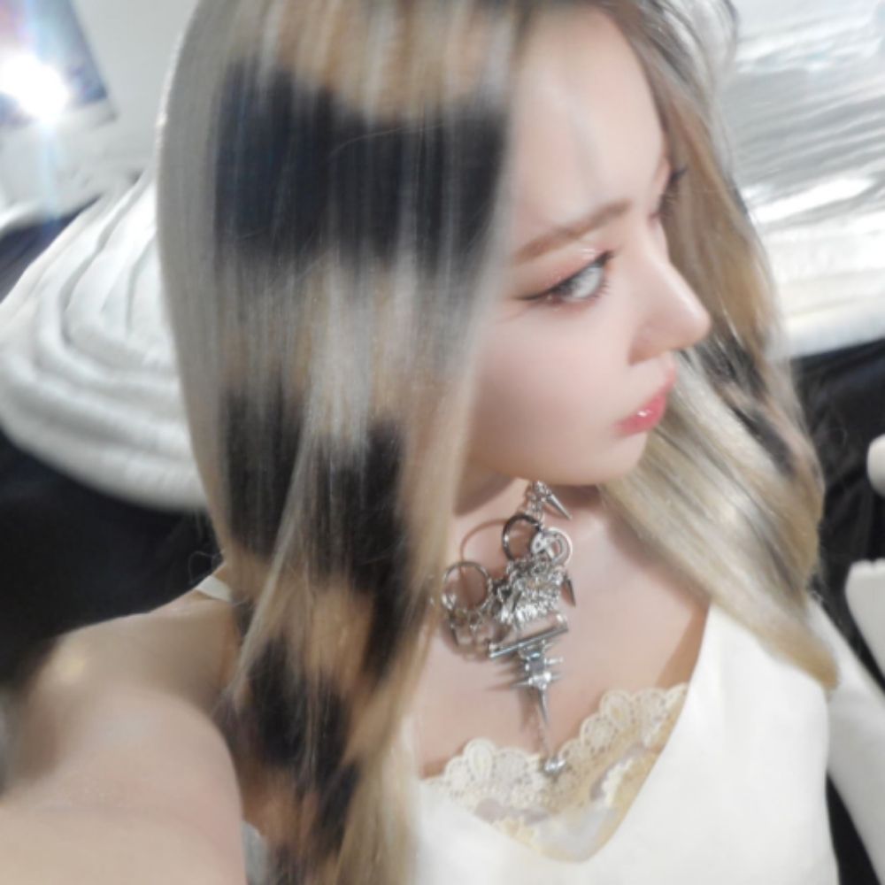❀
