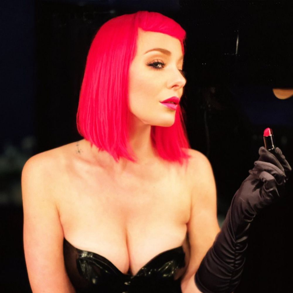 Zoe Demure