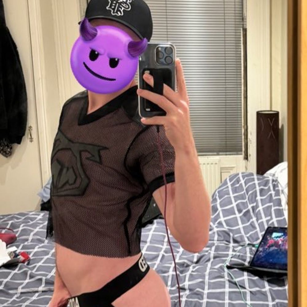 Naked singer