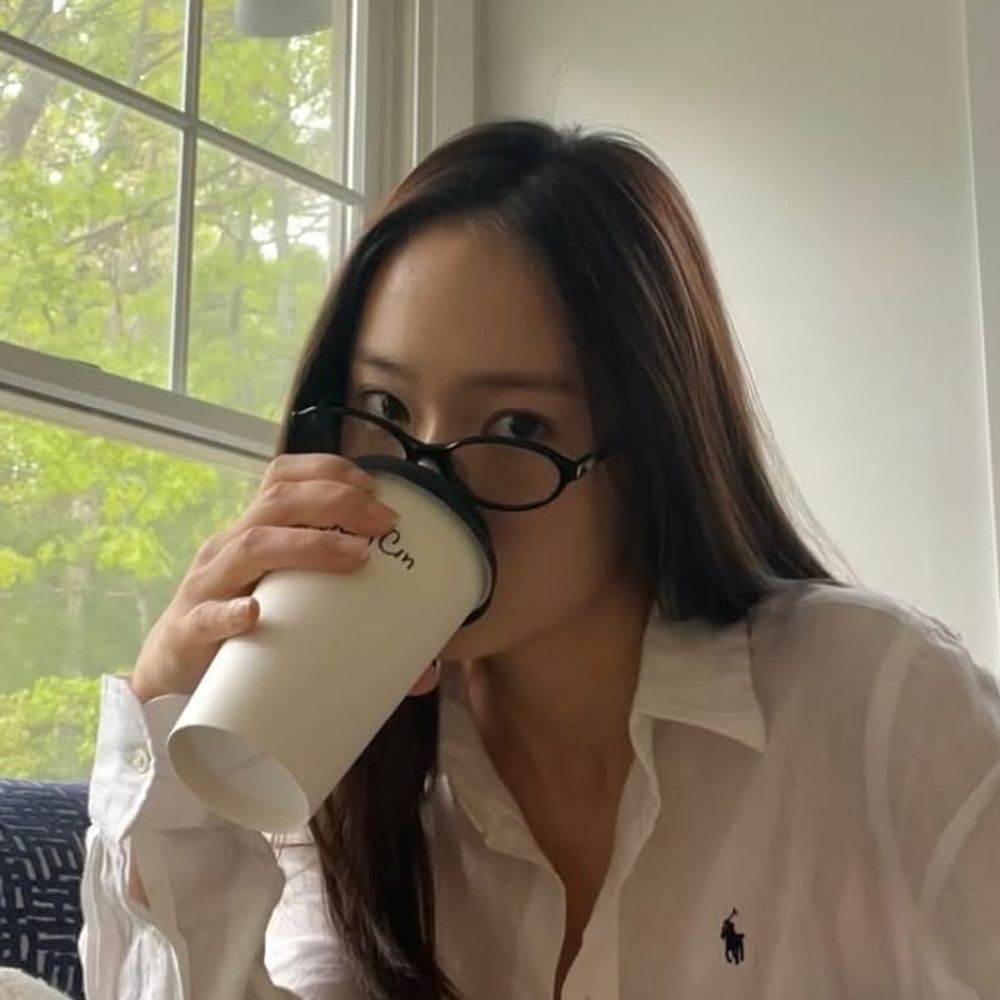 portal krystal jung saindo na mão com uma desfem em cobweb